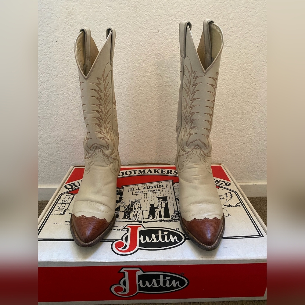 Women's cream colored Justin boots